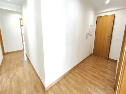 Apartamento T3 em bom estado com suite, Arrecadação - Serra das Minas/Rio de Mouro