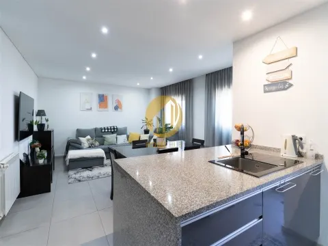 T3 Totalmente Renovado com Garagem — Ao lado do Arrábida Shopping