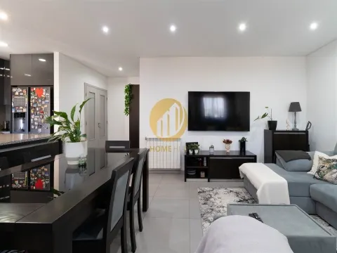 T3 Totalmente Renovado com Garagem — Ao lado do Arrábida Shopping