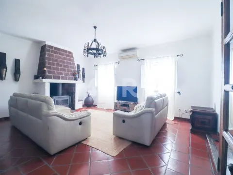 Moradia Unifamiliar T4 com Quintal e Garagem no Centro das Alcáçovas