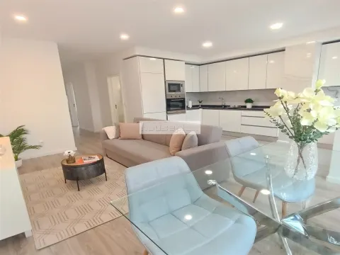 Apartamento T3 totalmente Renovado e mobilado em Benfica