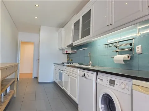 Apartamento T3 com garagem em condomínio fechado com segurança, junto à praia