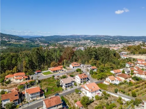 MORADIA T4 + 1 JUNTO AO CENTRO DA CIDADE!