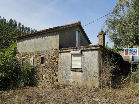 Moradia V2 com bastante terreno para renovar em Vilar Barroco, Malhadancha 