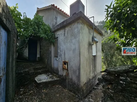 Moradia V2 com bastante terreno para renovar em Vilar Barroco, Malhadancha 