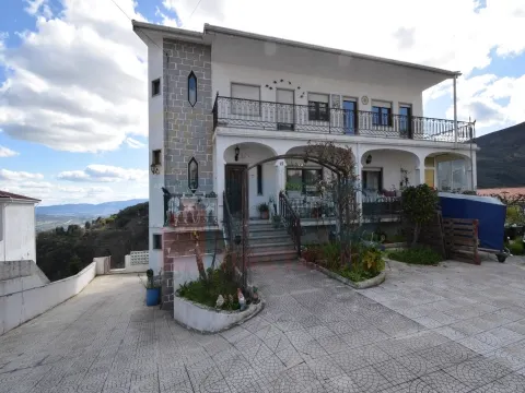 Moradia Isolada c/ 2 Apart. Independentes c/ Terreno - Covilhã