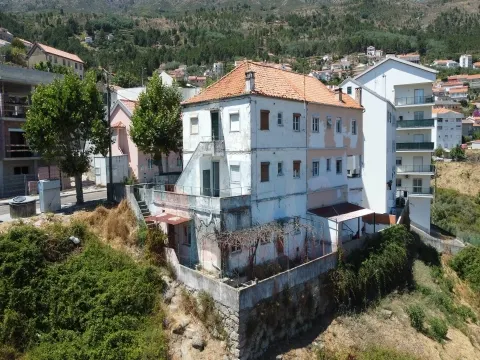  Edificio c/ 3 Apartamentos T2 p/ Recuperar - Covilhã