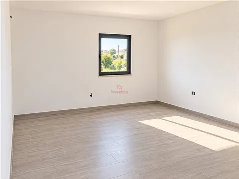 Moradia T2 Vendida em Fase de Acabamentos + Ruína para Restauro Total em Lordelo, Guimarães