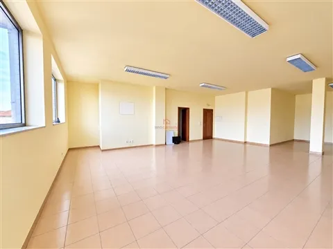 Loja com 60m2 para Venda no Centro de São Martinho do Campo, Santo Tirso
