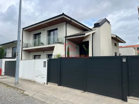 Moradia T3 de Luxo Próxima do Centro de Vila das Aves