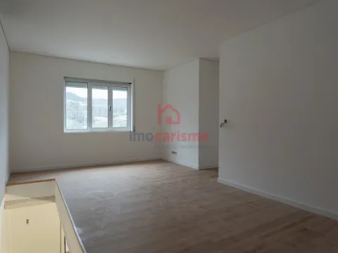 Moradia T3 Remodelada em Fase Final de Acabamentos em Vila das Aves, Santo Tirso