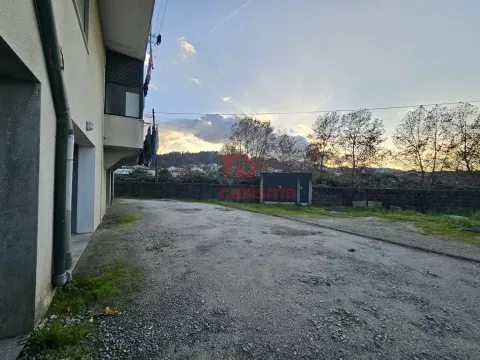 Garagem fechada com 32m2 para venda em São Salvador do Campo, Santo Tirso