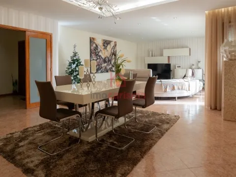 Apartamento T4 transformado em T3 no centro de Vila das Aves, Santo Tirso