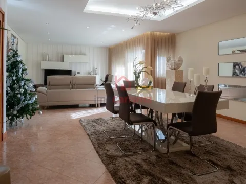 Apartamento T4 transformado em T3 no centro de Vila das Aves, Santo Tirso