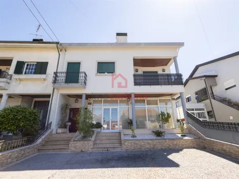 Moradia T3 de Alto Potencial com Comércio e Rentabilidade em Carvalhosa, Paços de Ferreira 
