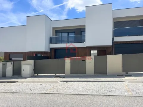 Moradia em Banda T3 de Luxo Totalmente Mobilada em Arões (São Romão), Fafe