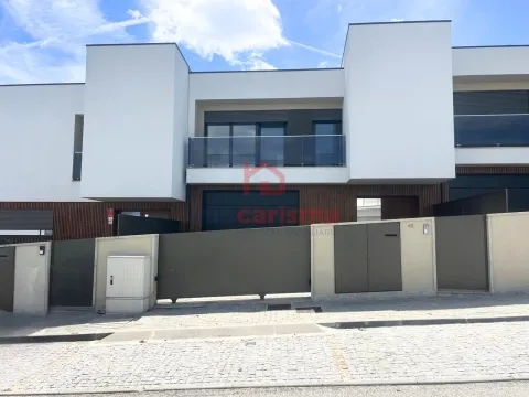 Moradia em Banda T3 de Luxo Totalmente Mobilada em Arões (São Romão), Fafe