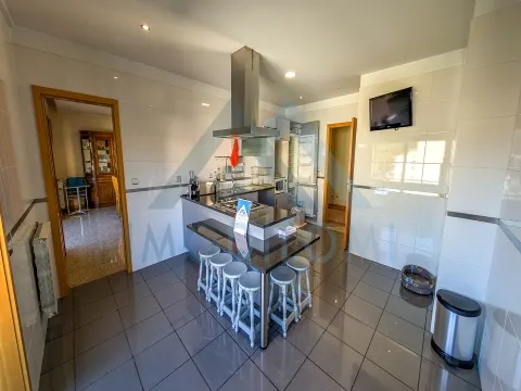 Apartamento T5 em Lordelo