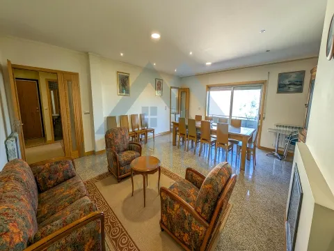 Apartamento T5 em Lordelo