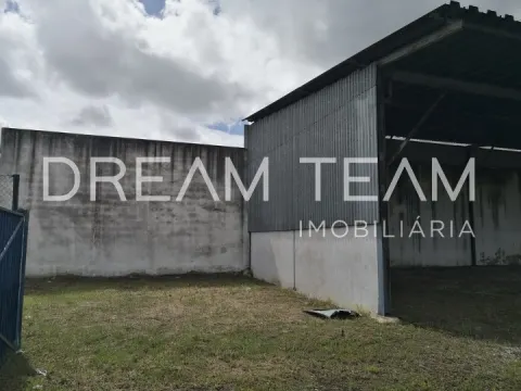 Armazém com espaço exterior em Pegões