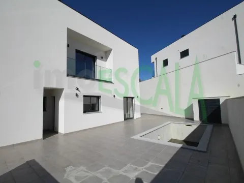 半独立式的房子 4个房间