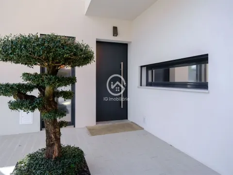 Moradia T4 independente em Aroeira com garagem e piscina.