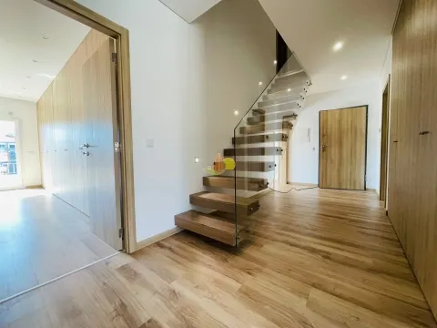 Duplex con 3+2 camere da letto e garage