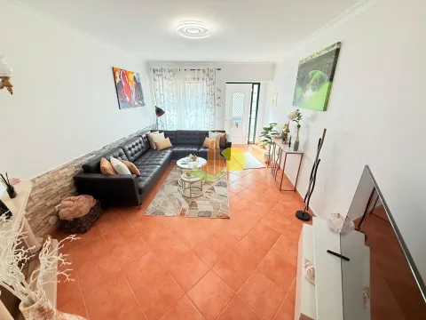 Moradia T4 com garagem junto às Muralhas de Buarcos!