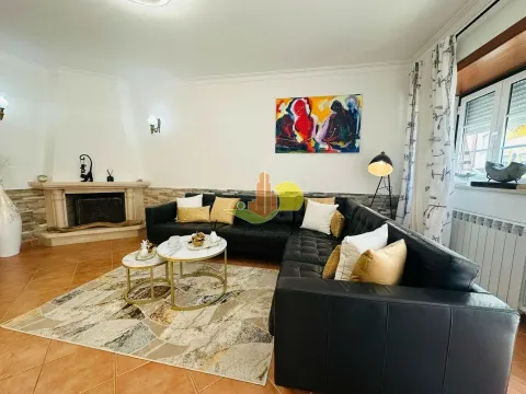 Moradia T4 com garagem junto às Muralhas de Buarcos!