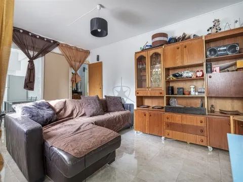 T3, inserido num 2º andar de prédio sem elevador.