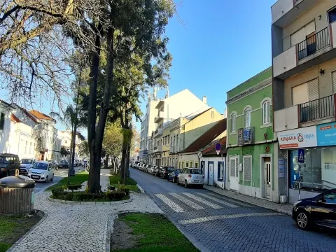 Prédio Misto para Investimento na Avenida dos Pescadores - Montijo