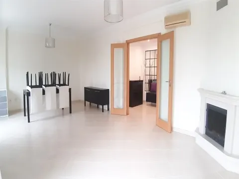 Apartamento T3 Semi Mobilado e Equipado p/ arrendamento