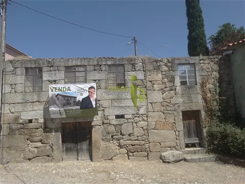 Moradia de Pedra, para reconstrução em Vila Cortês da Serra, Gouveia