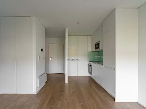 Apartamento T0 para Arrendamento com Varanda e Garagem no Porto