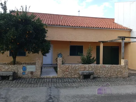 Moradia Térrea com Quintal Generoso em Aldeia de Santa Margarida Refúgio tranquilo com vista para