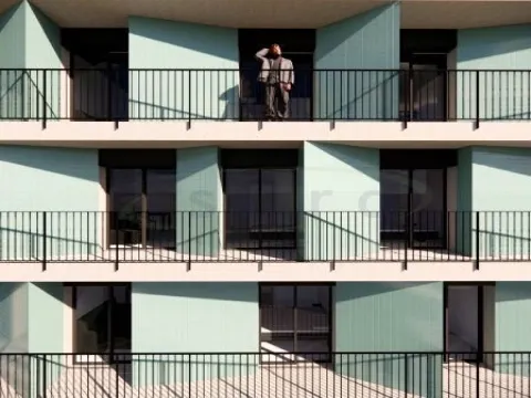 Apartamento T2 com varanda e lugar de garagem em edifício com jardim.