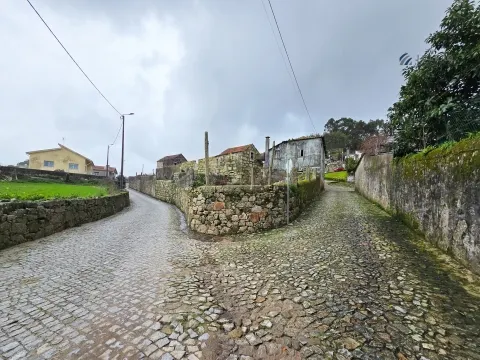 Moradia para reconstrução - Guilhabreu