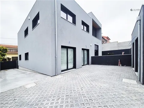 Andar moradia novo T2 em Perafita com arrumos