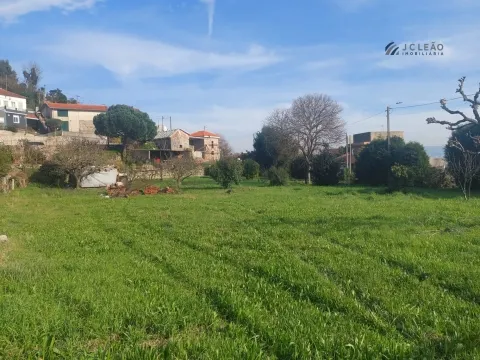 Terreno c/ 2458m2 de construção em Louredo, Paredes