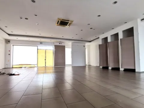 Espaço comercial à venda na Avenida 1º de Maio