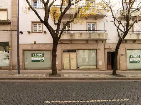 Espaço comercial à venda na Avenida 1º de Maio