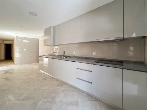 Excelente Oportunidade de Negócio: Moradia V6, em pleno centro da cidade.