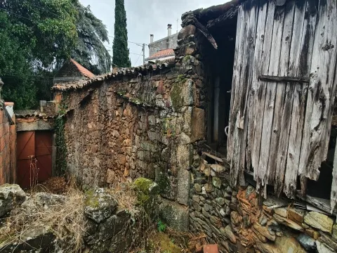 Moradia com quintal na freguesia de Sobral do Campo - Castelo Branco