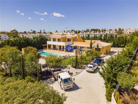 Moradia Excepcional com 6 quartos e piscina aquecida