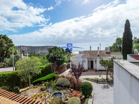 Moradia Tradicional com Piscina e Anexo Contemporâneo Deslumbrante, com espetacular vista mar