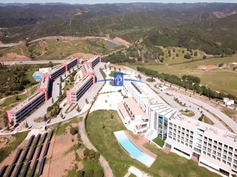 Apartamentos de dois quartos bem decorados