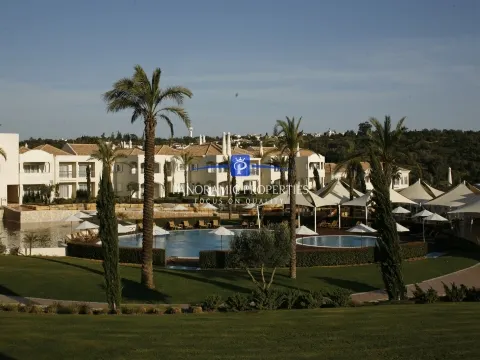 EXCLUSIVO! Apartamento de luxo com 2 quartos num resort de 5 estrelas perto de Carvoeiro.