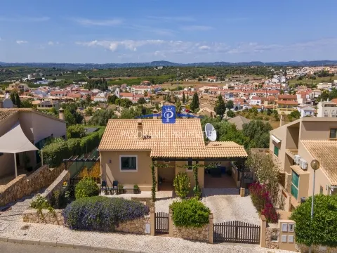  EXCLUSIVO!  Elegante moradia de 3 quartos com piscina e vistas panorâmicas