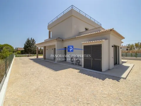 Excelente Moradia T4 com Piscina de Água Salgada Aquecida e Vista Mar