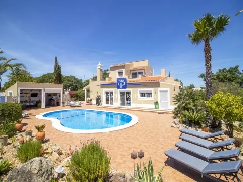 Moradia recentemente remodelada com 3 quartos perto de Carvoeiro